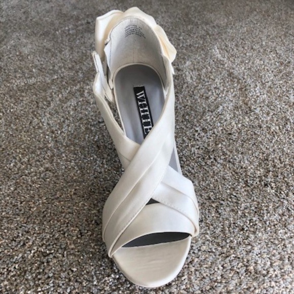 Vera Wang Satin Bow Heels - Picture 2 of 5